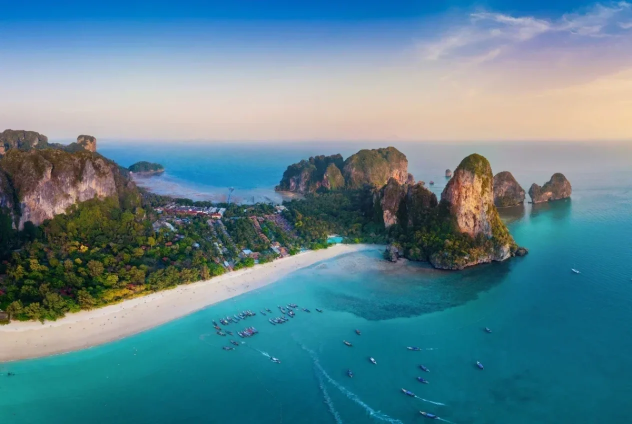 Hong Islands tour by speedboat in Krabi with Hong Lagoon and Lading Island